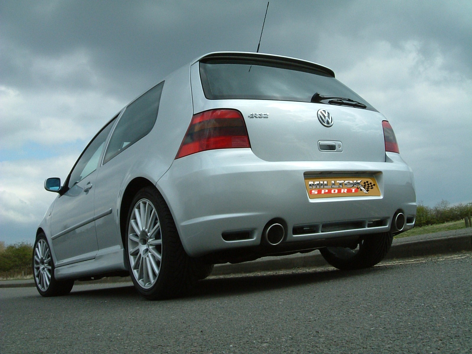 Milltek VW Golf IV R32 3.2 V6 dual cat-back systeem met 100mm Je